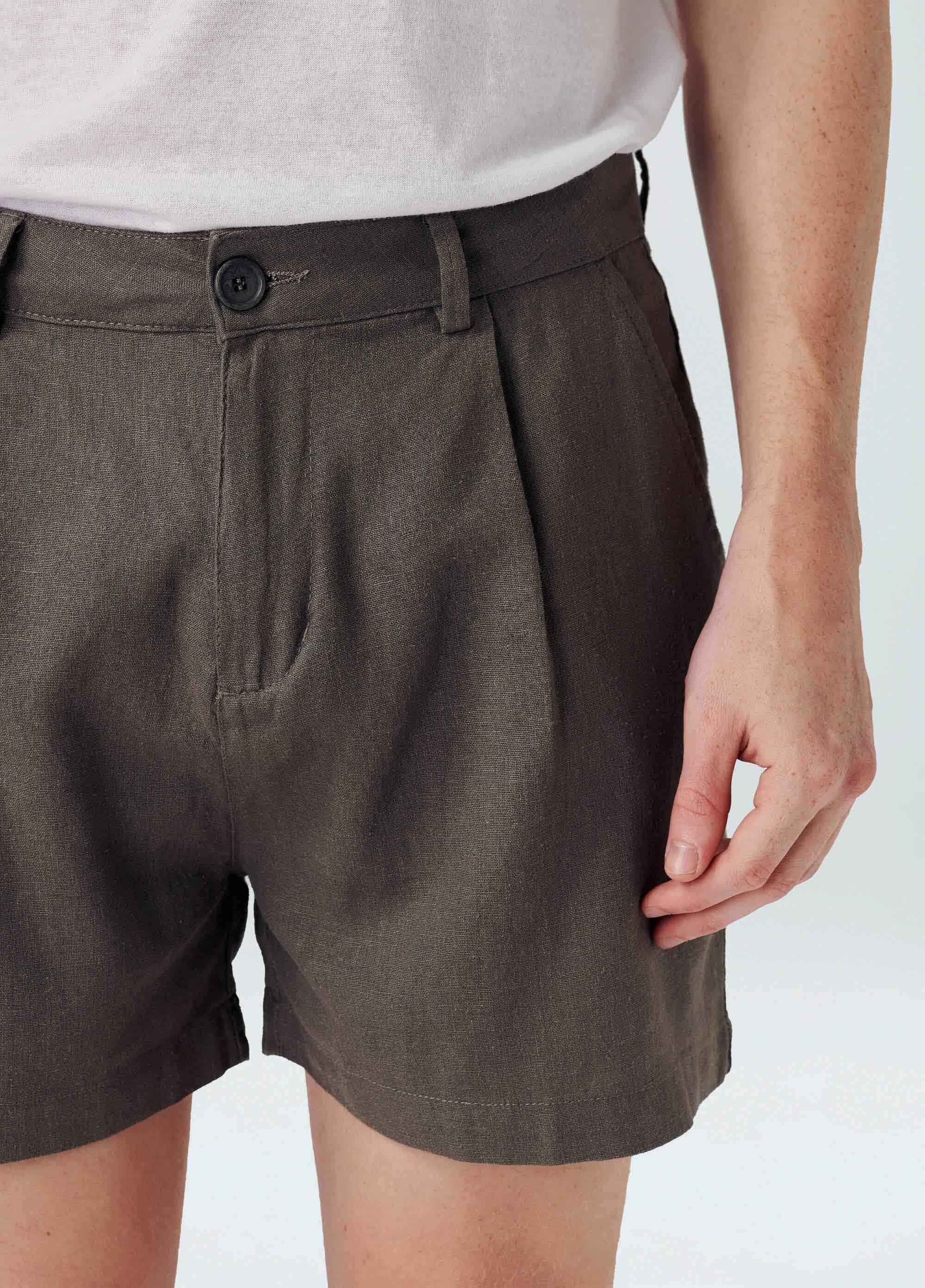 Short fluid linen pleats