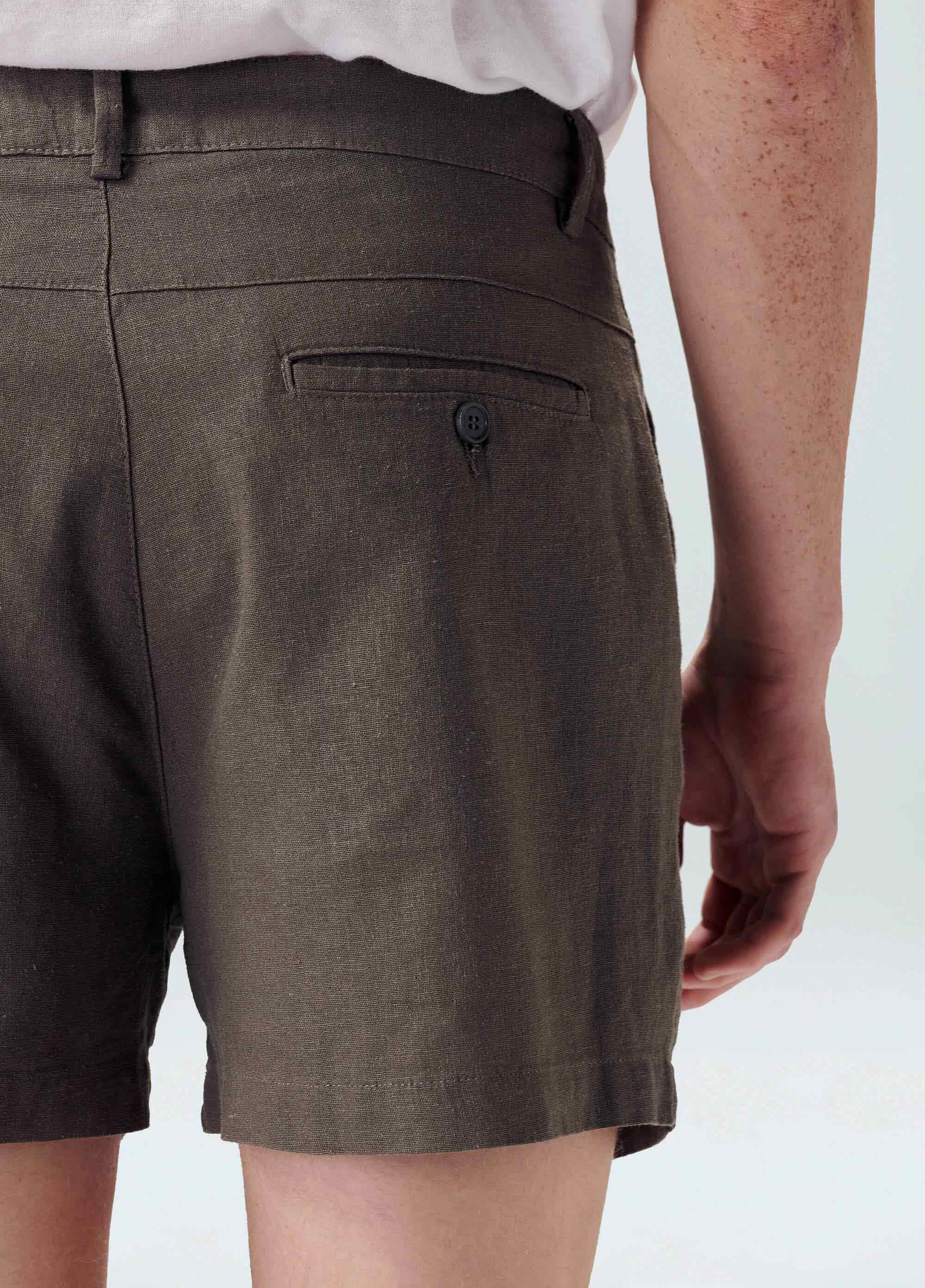 Short fluid linen pleats