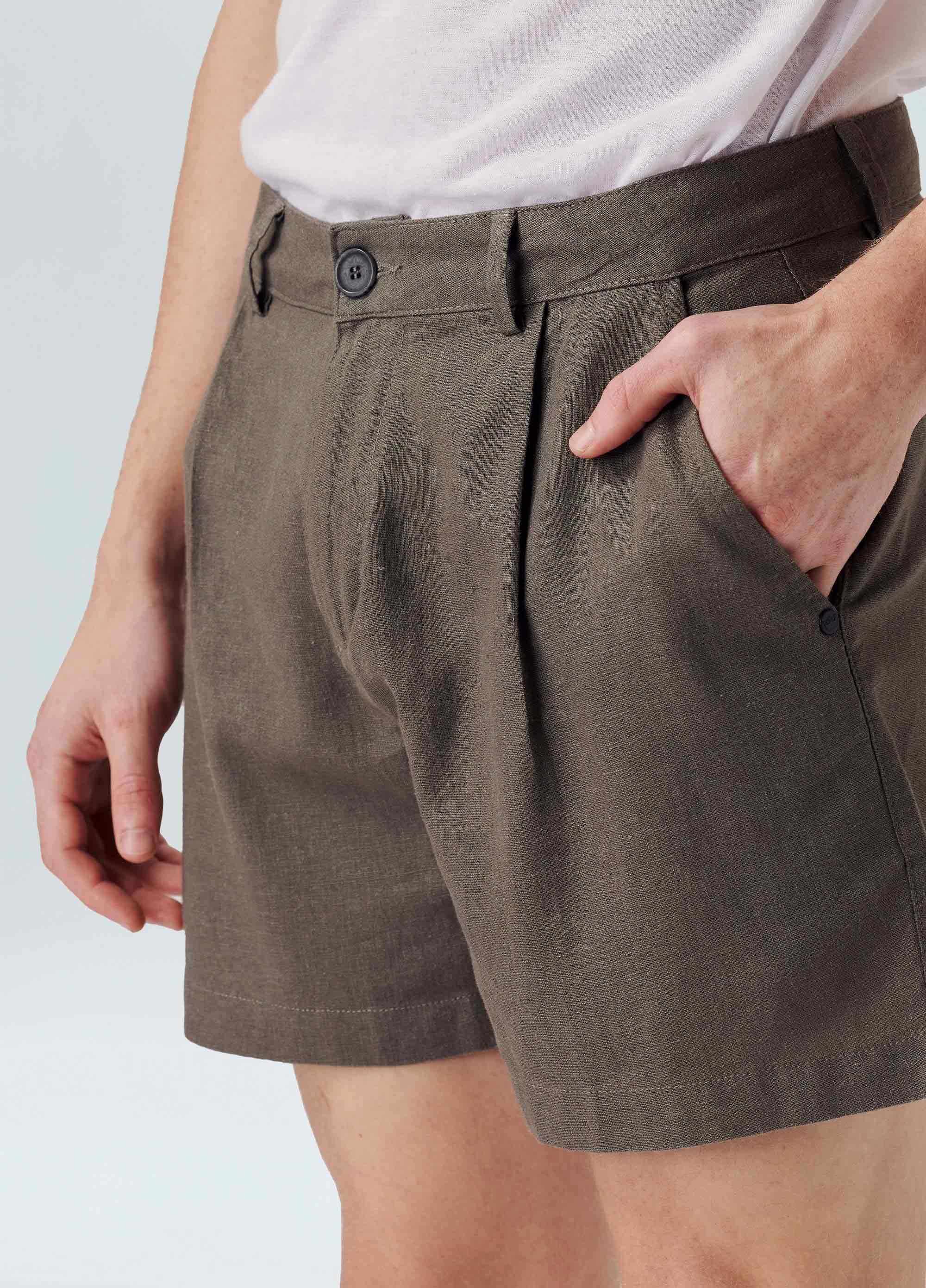 Short fluid linen pleats