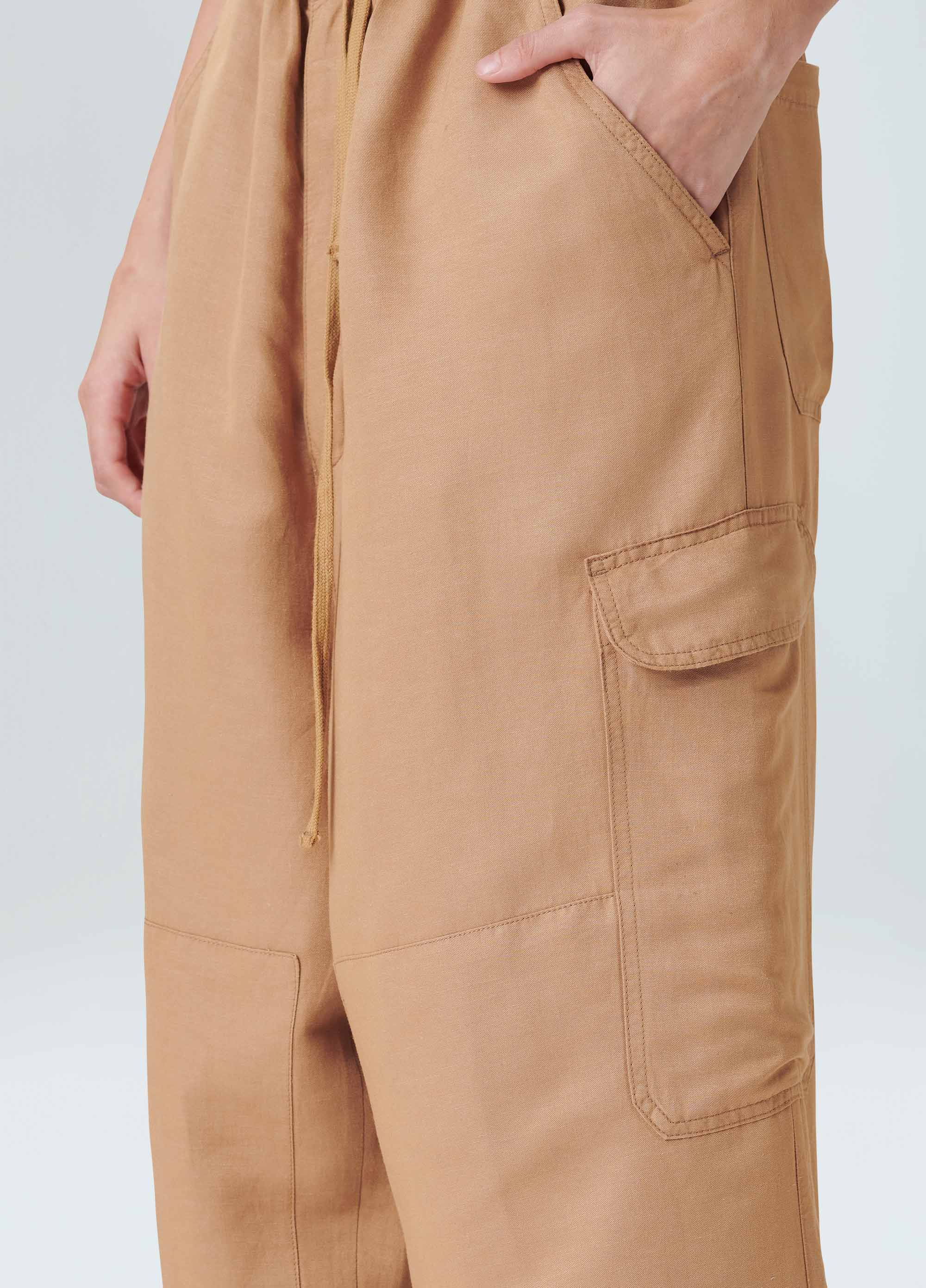 Calça recortes bolsos