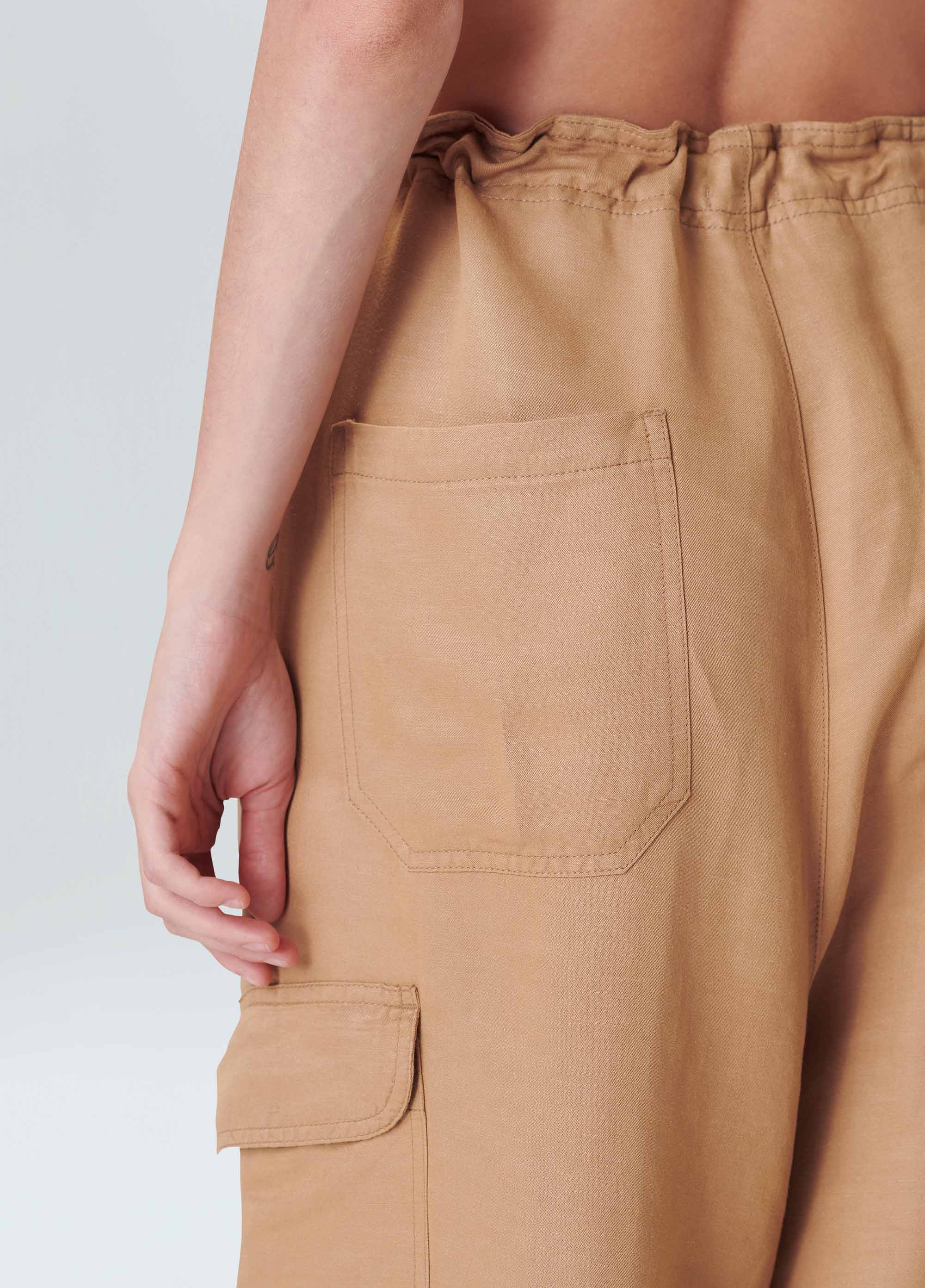 Calça recortes bolsos
