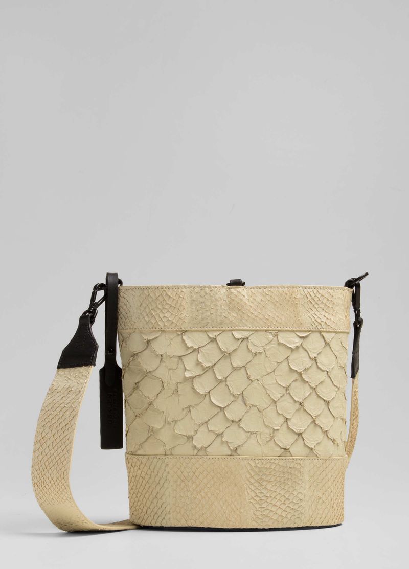 BOLSA BUCKET PIRARUCU E SALMAO