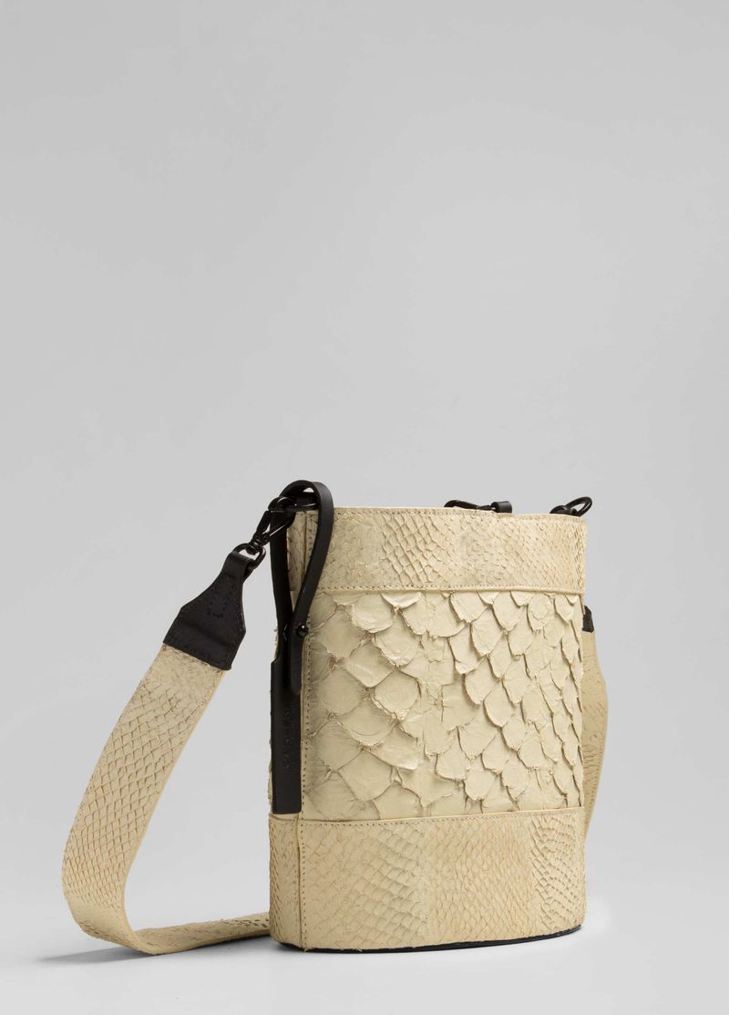 BOLSA BUCKET PIRARUCU E SALMAO