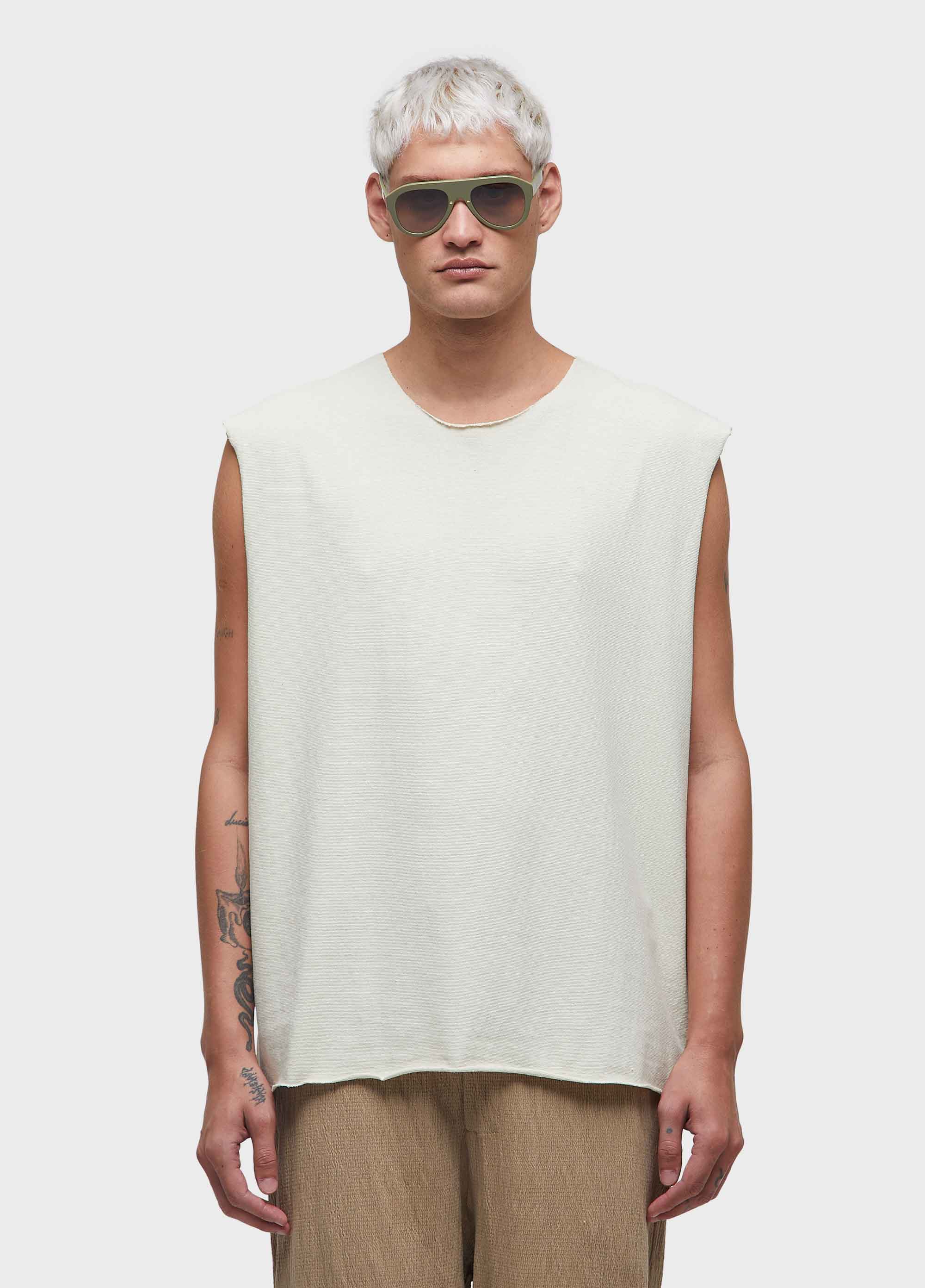 T-shirt sleeveless yogue
