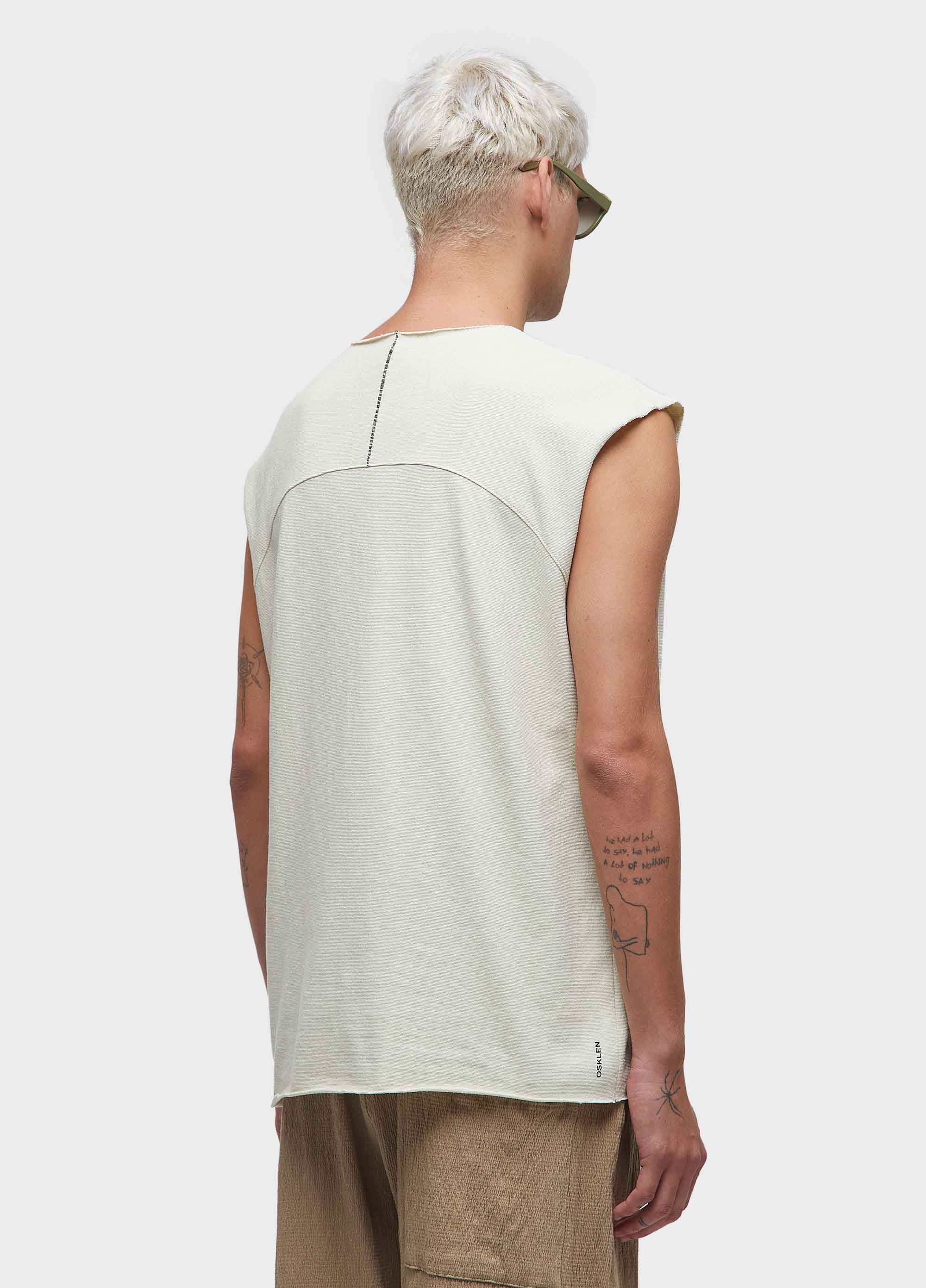 T-shirt sleeveless yogue