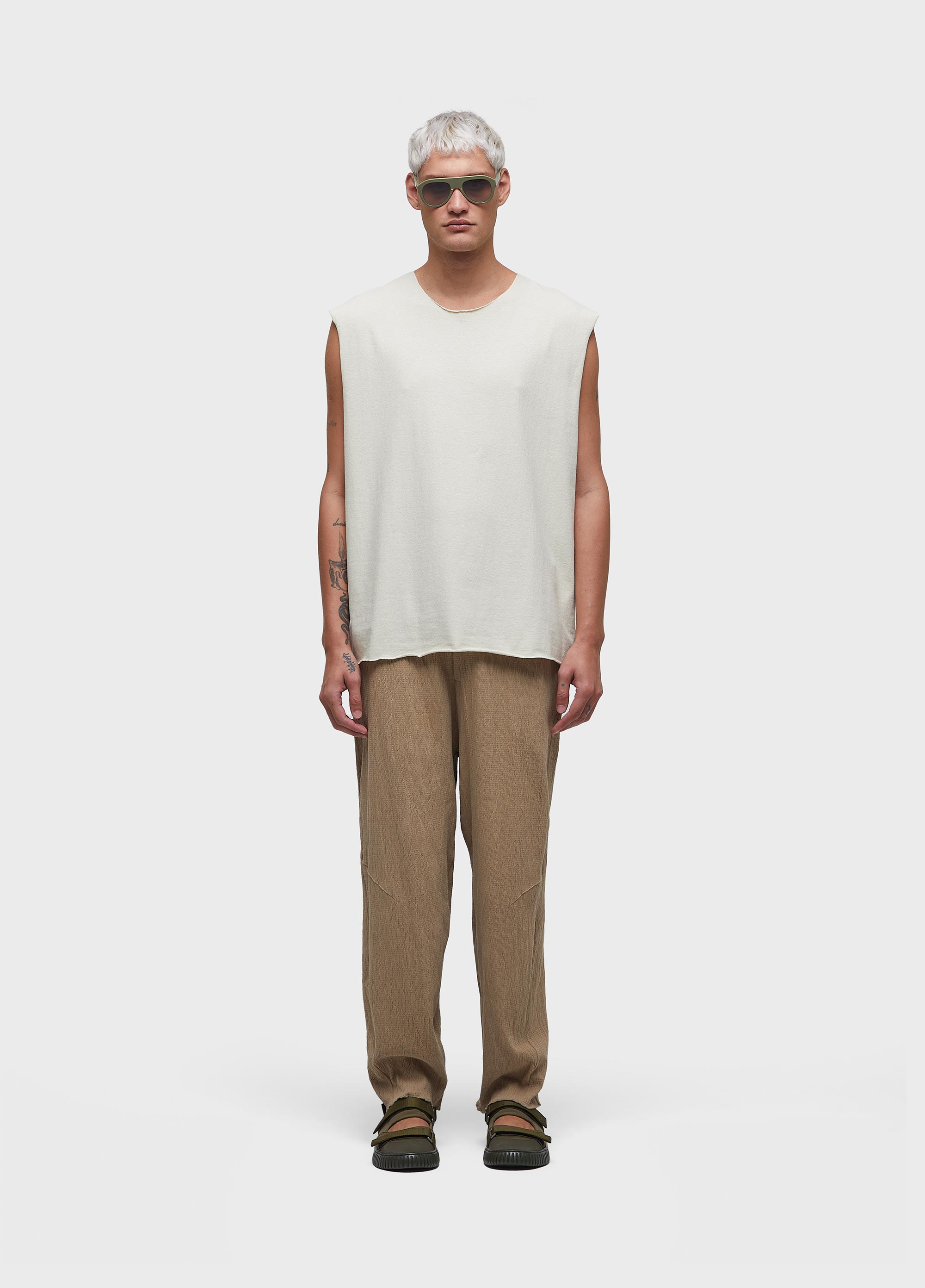 T-shirt sleeveless yogue