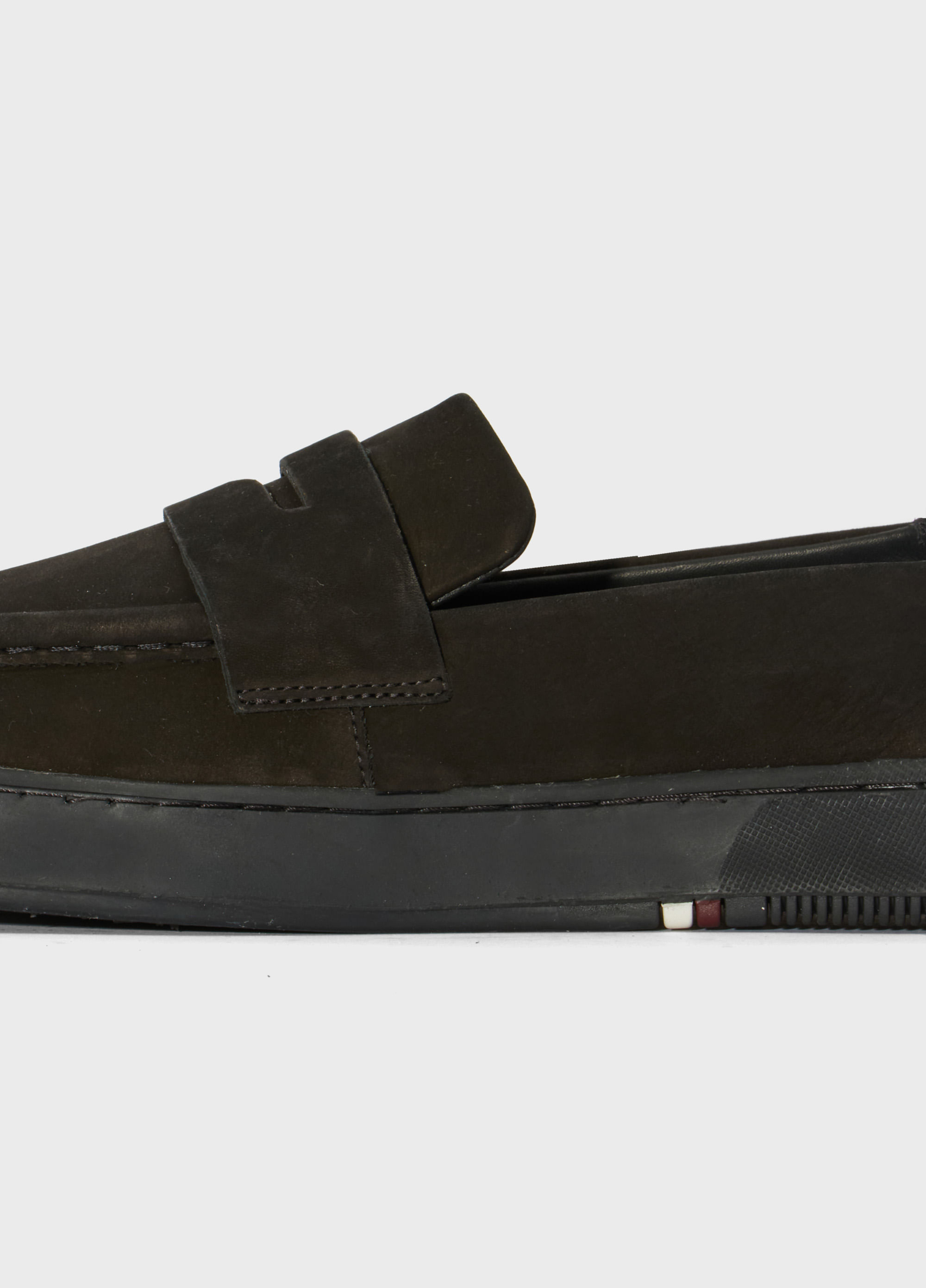 Tênis soho slip on black sole