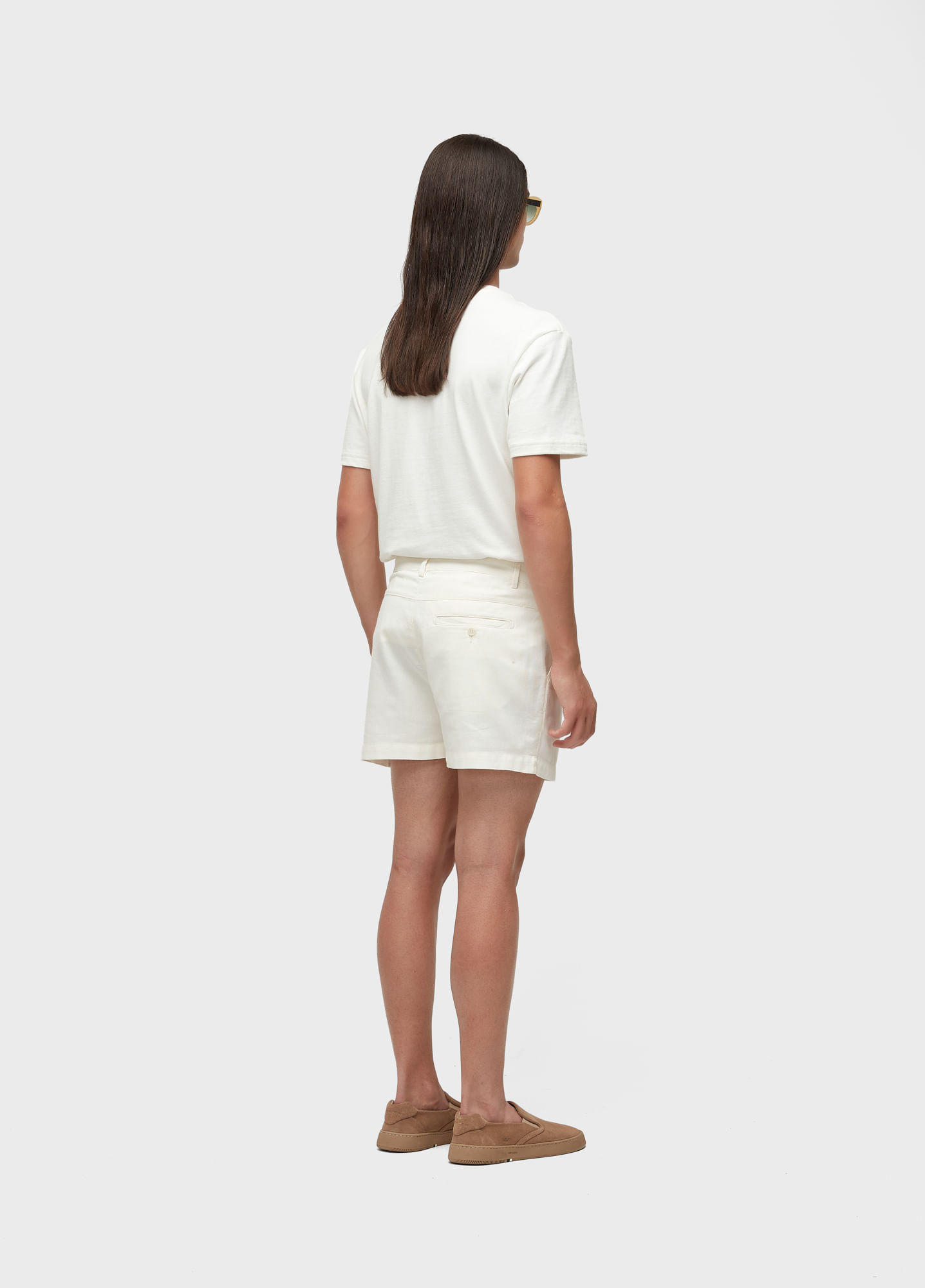 Short fluid linen pleats