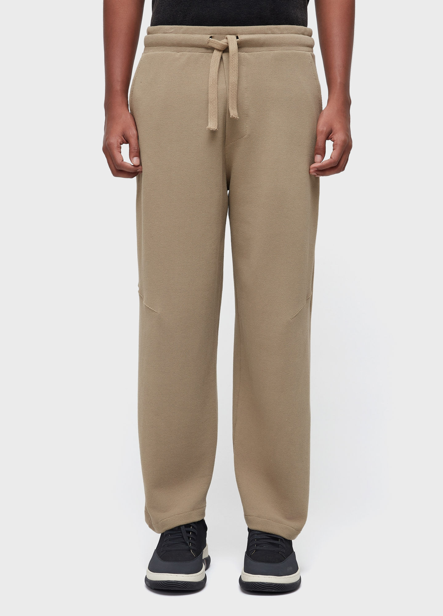 Calça over rustic texture